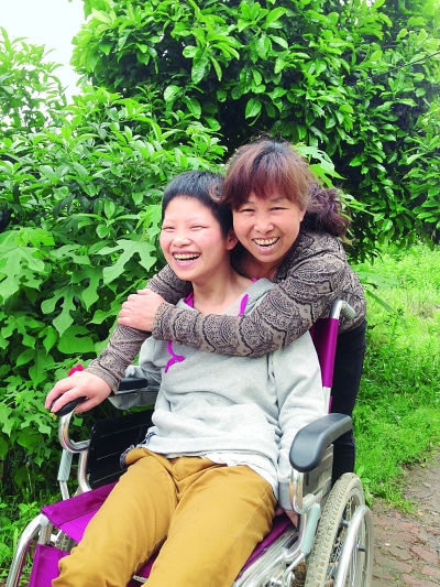 黃揚和母親許秀梅在陽光下好開心。（黃珊攝）