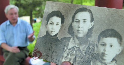 　前晚，花甲老人黎遠(yuǎn)康特意給遠(yuǎn)在哈薩克斯坦的老媽送上了母親節(jié)祝福