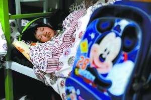 一名兒童昨晚在蘭考縣臨時(shí)救助站的房間入睡。新華社發(fā)