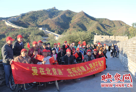 旅游對(duì)于殘疾人朋友來(lái)說(shuō)比正常人要困難許多，2011年，劉小琴帶領(lǐng)殘障朋友登上了長(zhǎng)城。