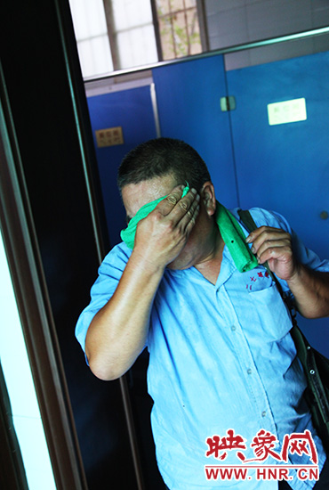 修好設(shè)施，從廁所內(nèi)出來時江學(xué)銅已滿頭大汗