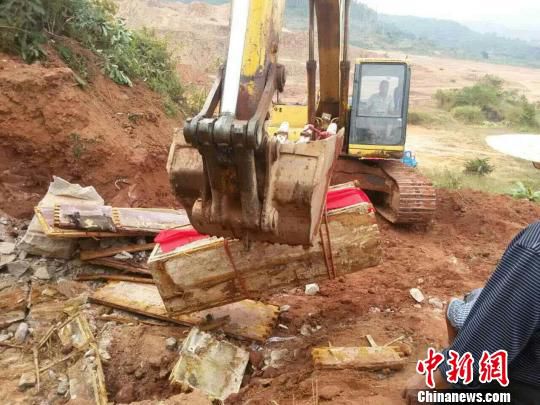 圖為“官墓”被移走?！?yán)初 攝