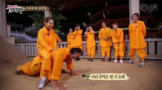 陸重烷接受懲罰做俯臥撐，女星具荷拉坐其背上。