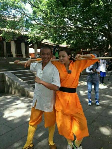 這些參加節(jié)目的女星當(dāng)中既有歌手，又有演員，都是時尚年輕且受歡迎的女星。