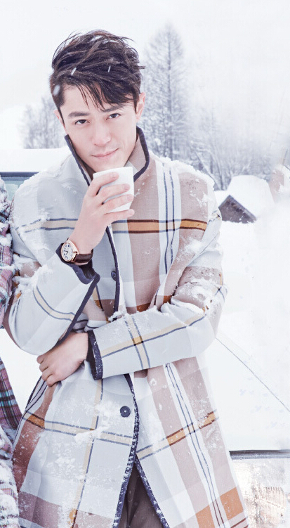 胡歌和霍建華為雜志拍攝了一組封面照，二人穿著同款風(fēng)衣，在白雪中端著咖啡，恩愛“虐狗”