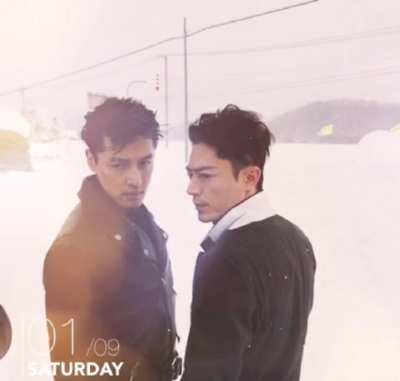 胡歌和霍建華為雜志拍攝了一組封面照，二人穿著同款風(fēng)衣，在白雪中端著咖啡，恩愛“虐狗”