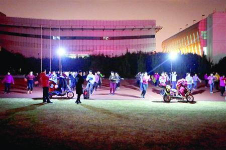 昨晚，松江體育場秩序井然，兩隊廣場舞被有序地分散在了不同區(qū)域。