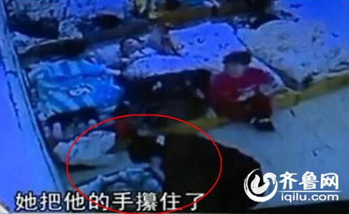 孩子午睡時候睜眼，老師攥住孩子的手，打臉。