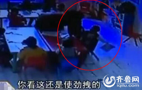 孩子上課時被老師拖拽。（紅圈中拿書者系孩子）