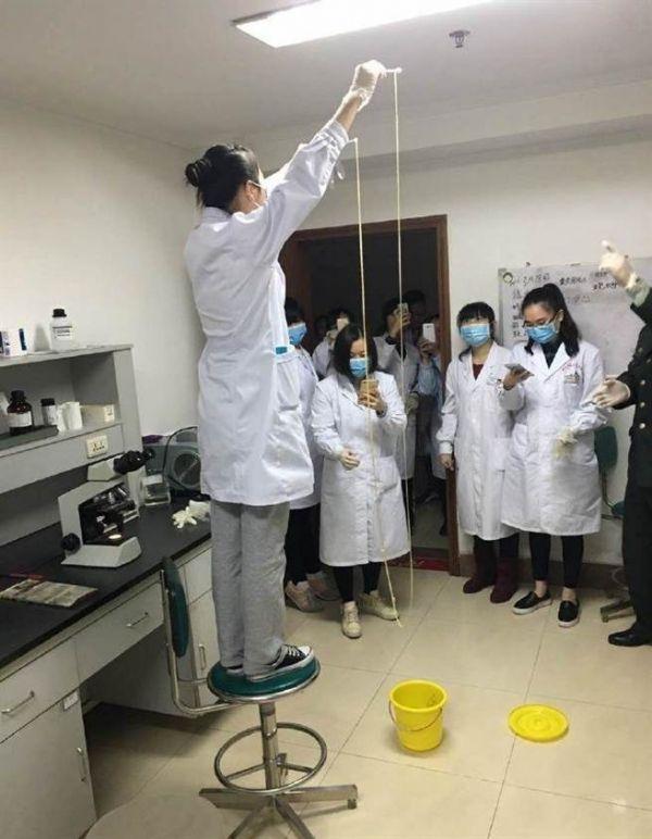 愛吃生肉惹的禍！男子體內(nèi)取出5米長寄生蟲(圖)