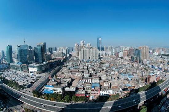 經(jīng)過4個多月的推進(jìn)，親賢社區(qū)的拆遷工作進(jìn)展緩慢，原定于2015年10月底完成的拆遷，在10月中旬時仍停留在對部分住戶進(jìn)行插花式拆除。(拍攝：2015年10月16日)