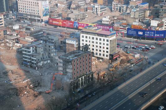 在“拆遷獎勵”等一系列政策的激勵下，親賢社區(qū)的改造步伐明顯加快。2015年12月初，親賢社區(qū)簽訂拆遷協(xié)議 374份，簽約率達(dá)90%，西北片區(qū)實(shí)現(xiàn)了拆遷大突破。(拍攝：2015年12月20日)