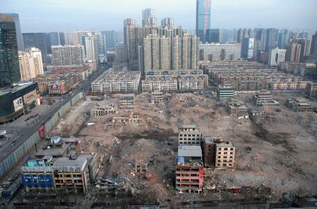 2016年元旦假期后的第一個工作日，記者從長風(fēng)大街某高樓俯瞰正在拆遷中的親賢西北片區(qū)。經(jīng)過半年多推進(jìn)，這一片區(qū)只留下十余處建筑等待拆除。(拍攝：2016年1月4日)