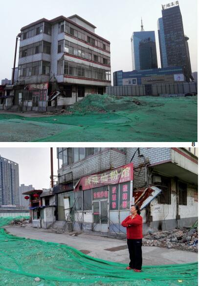 65歲的韓老太太是別人眼中的“釘子戶”，至今仍居住在斷水、斷電的老宅中。她的房產(chǎn)占地面積3分多，建有樓房4層，按照補(bǔ)償標(biāo)準(zhǔn)可以拿到400余萬元補(bǔ)償，但她還是擔(dān)心以后的日子沒著落，稱要繼續(xù)堅持下去。在她房子的右后側(cè)，是親賢社區(qū)旗下千禧集團(tuán)的豪華辦公樓。