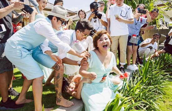 包貝爾婚禮時，賈玲和柳巖都出任伴娘