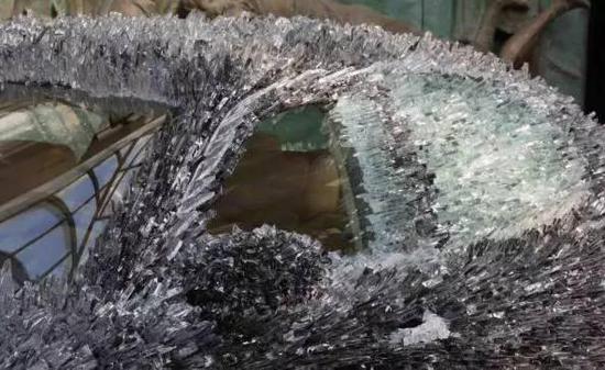 驚！車主用玻璃渣改裝瑪莎拉蒂