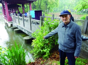 商老說，他就是在這兒把孩子拽上岸的