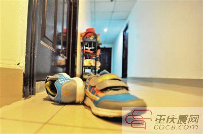 出事小孩的鞋子凌亂地?cái)[放在自家門(mén)前。