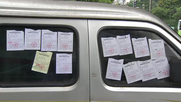 面包車上滿滿貼了14張罰單。