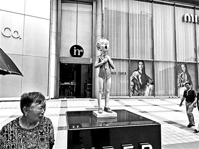 王府井in88購(gòu)物中心西側(cè)，“小男孩”下半身衣不遮體