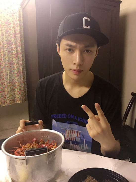 二爺加餐！張藝興告別清湯白面吃小龍蝦