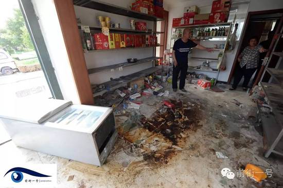 家里小賣部現(xiàn)在已經(jīng)一片混亂。