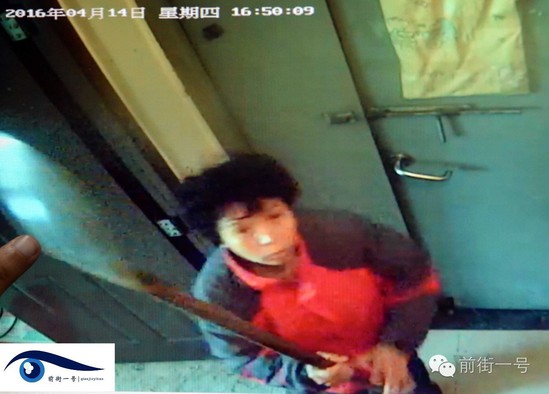 監(jiān)控視頻拍下李亞榮打砸監(jiān)控探頭的過程。