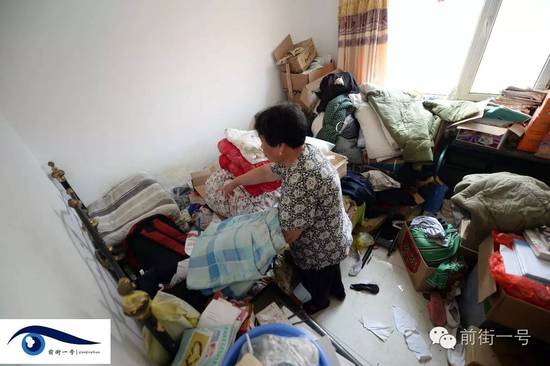 李亞榮的婆婆在收拾房間。