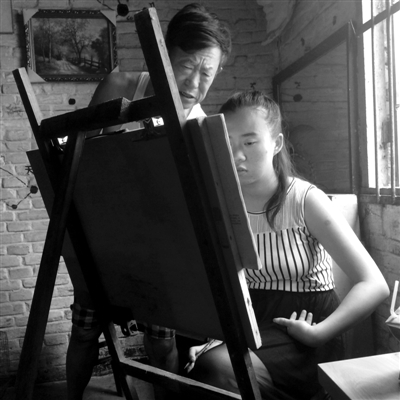 　女兒畫畫，父親在一旁指導(dǎo)