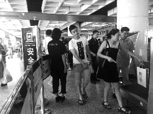 南京地鐵新街口站，大多數(shù)市民自覺配合安檢
