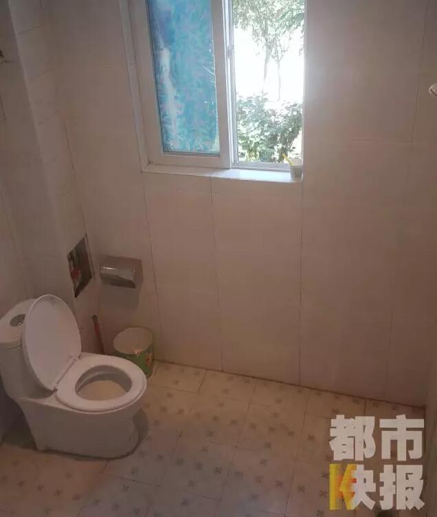 西安市戶縣草堂鎮(zhèn)的李家?guī)r村，有多戶人家經(jīng)營著農(nóng)家樂，但昨晚發(fā)生的這件事情打破了這里的寧靜。村民：“縣上的、鎮(zhèn)上的警察，還有村干部好多人在那兒，說是女的在衛(wèi)生間生產(chǎn)，把娃從窗子扔下來?！鞭r(nóng)家樂員工：“(聽說)直接從二樓扔下來了，呀，太殘忍了?！弊蛲淼氖?，很多人今早才聽說，震驚之余更感到惋惜。記者今天在高冠西五巷口找到了大家所說的農(nóng)家樂，一夜過去了，作為和那名女顧客有過交集的老板娘，心情仍然很沉重。