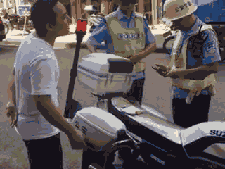 廣西梧州一男子騎車違法加裝遮陽傘，辱罵腳踹執(zhí)法交警被拘