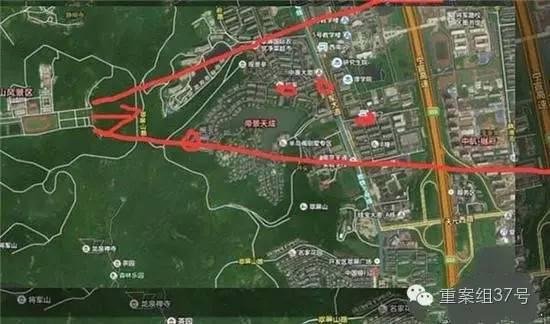 射擊場(chǎng)子彈射出方向（紅箭頭）有多個(gè)居民小區(qū) 。 圖片來(lái)源：交匯點(diǎn)新聞