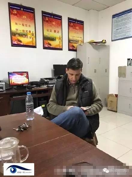 該外籍男子在派出所接受詢問。（網(wǎng)友供圖）