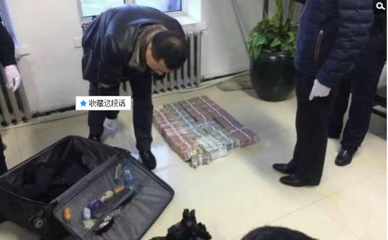 京華時(shí)報(bào)訊昨天凌晨1點(diǎn)左右，黑龍江省密山市一銀行金庫發(fā)生搶劫案。一名身穿迷彩服男子準(zhǔn)備劫取現(xiàn)金時(shí)被發(fā)現(xiàn)，致一名金庫值守人員死亡，隨后棄款而逃。目前，該男子尚未歸案，案件正在全力偵辦中。