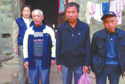 已被判死緩、在獄中服刑的4個村民的家人一直在為兒子喊冤。圖片來自網(wǎng)絡(luò)