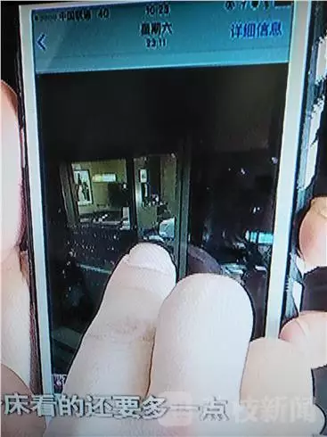 酒店前廳負(fù)責(zé)人李經(jīng)理：我們?nèi)ピ儐栠^，警察也詢問過，警察有錄音，他說他沒有錄像，第一個(gè)人說肯定沒有錄像，第二個(gè)人沒有口頭保證。對于何女士反映的晚間玻璃外墻變成“鏡子”反光的情況子。負(fù)責(zé)人表示，在客人入住酒店的時(shí)候，酒店工作人員一般會(huì)對客人進(jìn)行提醒，要求客人將房間的窗紗全部關(guān)閉，不過這一說法卻遭到了何女士的否認(rèn)。酒店前廳負(fù)責(zé)人李經(jīng)理稱，這個(gè)雙層玻璃的設(shè)計(jì)是環(huán)保設(shè)計(jì)，冬暖夏涼，如果是單層冬天會(huì)非常冷。