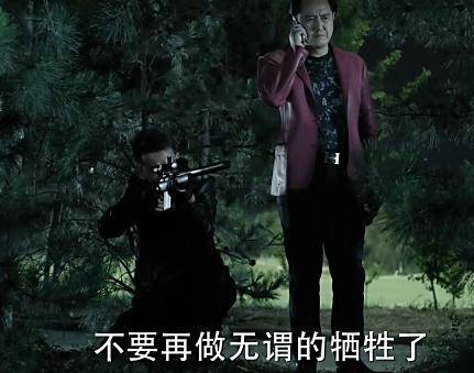 《人民的名義》原著小說有這么一段：趙瑞龍要找殺手殺了侯亮平，結(jié)果趙瑞龍的三姐發(fā)話：侯亮平要是死了趙瑞龍也要死!這就說明了大boss趙立春沒把握在侯死后的各方反應(yīng)中護(hù)住兒子趙瑞龍，因此，這就告訴了讀者，侯亮平的背景絕對不比趙立春差!