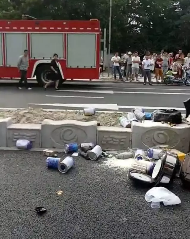 不值！小車四腳朝天司機(jī)身亡 死者只為偷幾罐奶粉