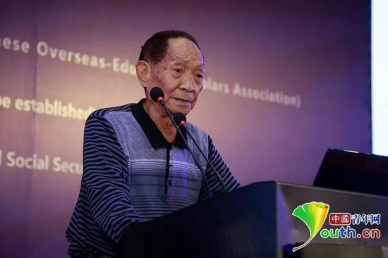 袁隆平院士在第十屆海外高層次人才座談會(huì)暨海外院士青島行“雁棲湖論壇”中發(fā)言。 中國青年網(wǎng)記者 李拓?cái)z