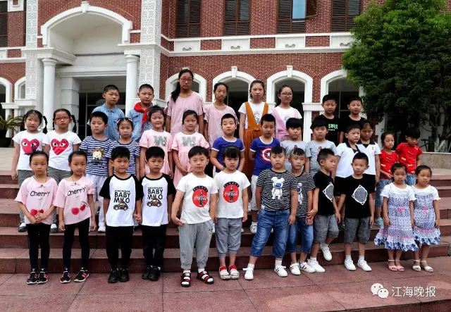  （一年級新生13對雙胞胎和初一新生4對雙胞胎一起合影。）