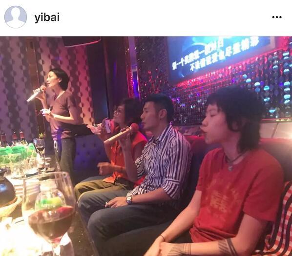 王菲母女跟李榮浩一起唱K，竇靖童的表情亮了