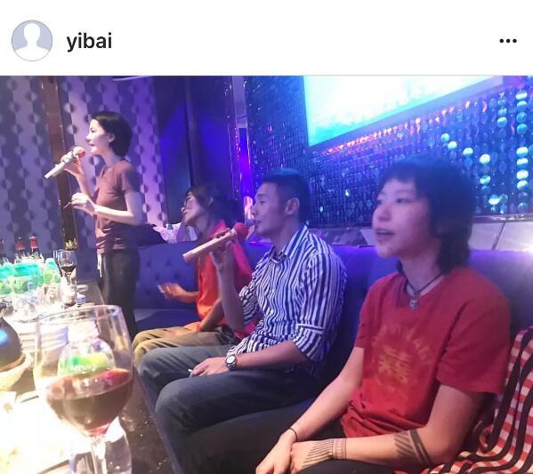 王菲母女跟李榮浩一起唱K，竇靖童的表情亮了