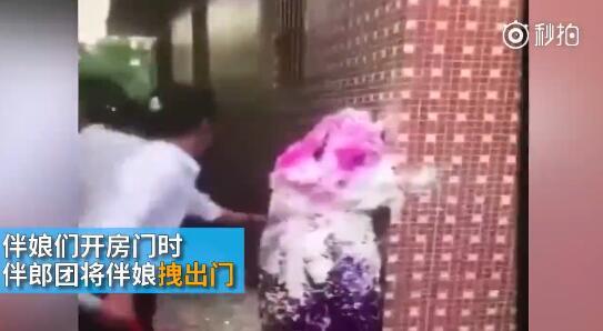 據(jù)澎湃新聞消息，近日廣東江門(mén)開(kāi)平某村又現(xiàn)惡俗婚鬧。男方兄弟團(tuán)去接新娘的時(shí)候，先用彩帶對(duì)著姐妹團(tuán)狂噴，后來(lái)甚至有人用滅火器直接噴伴娘面部，害的伴娘差點(diǎn)被送進(jìn)醫(yī)院。