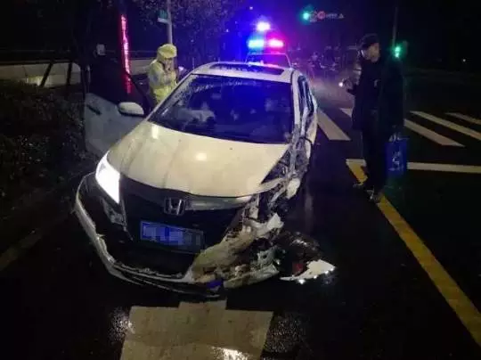 今天凌晨，杭州一對環(huán)衛(wèi)工夫婦被車撞進錢塘江