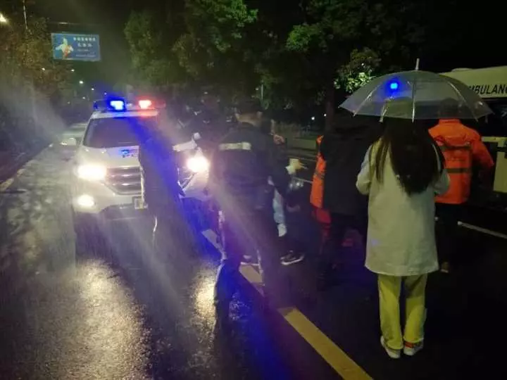 今天凌晨，杭州一對環(huán)衛(wèi)工夫婦被車撞進錢塘江