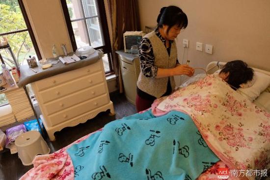 張津華進食只能靠營養(yǎng)粉鼻飼。（羅逸爵 攝）