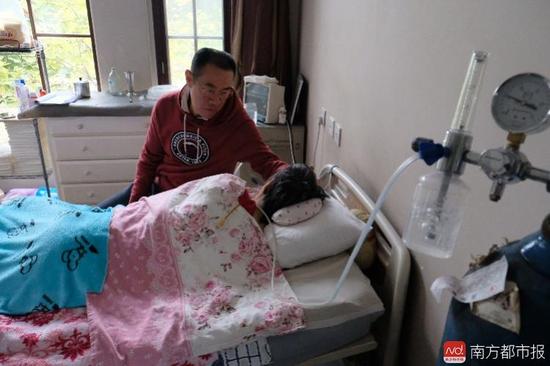 氧氣的轟隆聲，一刻不停地在這個家里“吵”了九年多。（羅逸爵 攝）