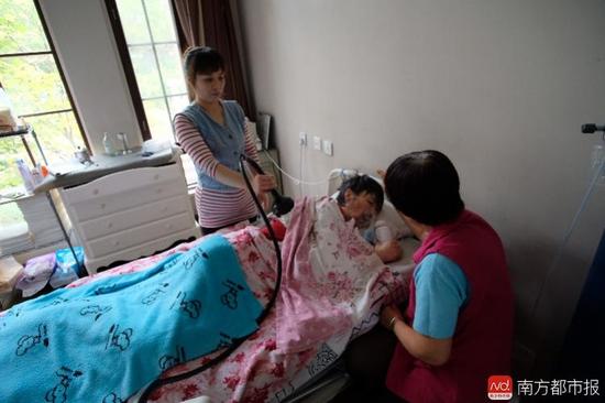 每次排痰，張津華就會癲癇發(fā)作，這是她腦部僅有的電信號。（羅逸爵 攝）