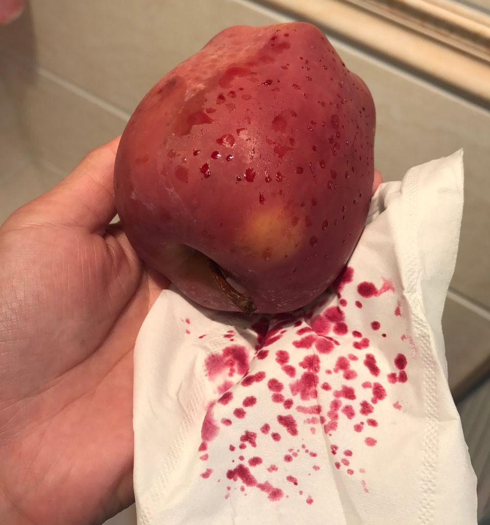 嚇懵！女子用熱水泡蘋果結(jié)果冒出血珠 咋回事？